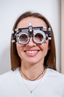 Kadın için görüş için gözlük seçimi. Doğru noktalar seçimi. Optik Salon. Optisyen. Deneme lensleri.