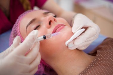 Kozmetoloji konsepti. Kozmetik prosedürlerindeki güncel trendler. Güzellik İğneleri