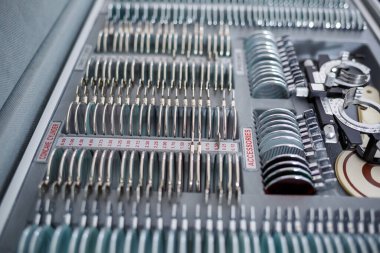 Görüşü kontrol etmek ve farklı diopterli gözlük seçmek için bir lens seti. Görüş için gözlük seçimi.