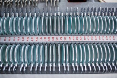 Görüşü kontrol etmek ve farklı diopterli gözlük seçmek için bir lens seti. Görüş için gözlük seçimi.