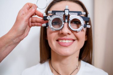 Kadın için görüş için gözlük seçimi. Doğru noktalar seçimi. Optik Salon. Optisyen. Deneme lensleri.