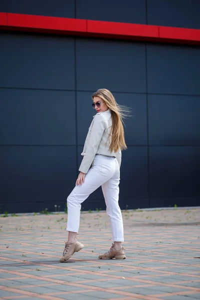 Stilvolle Junge Frau Mit Langen Blonden Haaren Von Europäischem Aussehen — Stockfoto