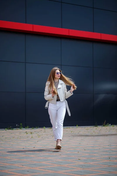 Stilvolle Junge Frau Mit Langen Blonden Haaren Von Europäischem Aussehen — Stockfoto