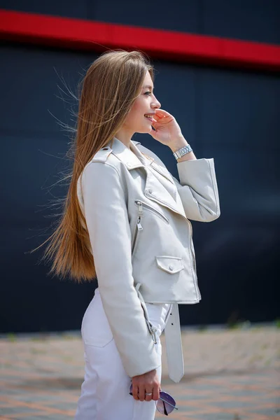 Mujer Joven Elegante Con Pelo Largo Rubio Aspecto Europeo Con — Foto de Stock