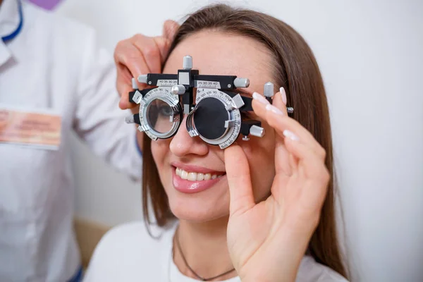 Urval Glasögon För Synen Kvinnan Korrekt Urval Punkter Optisk Salong — Stockfoto