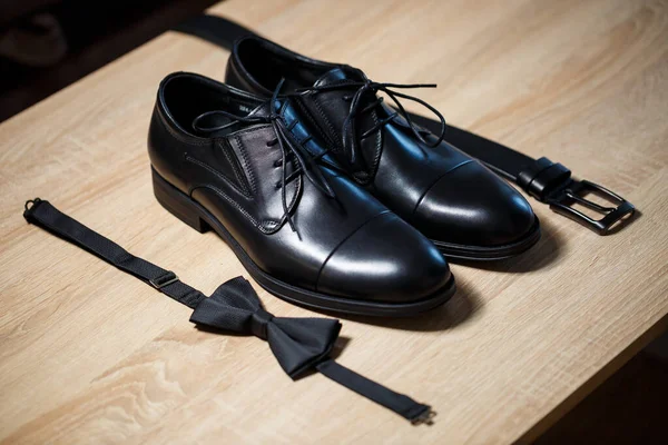 Morning Details Stylish Groom Leather Shoes — Stock Photo, Image