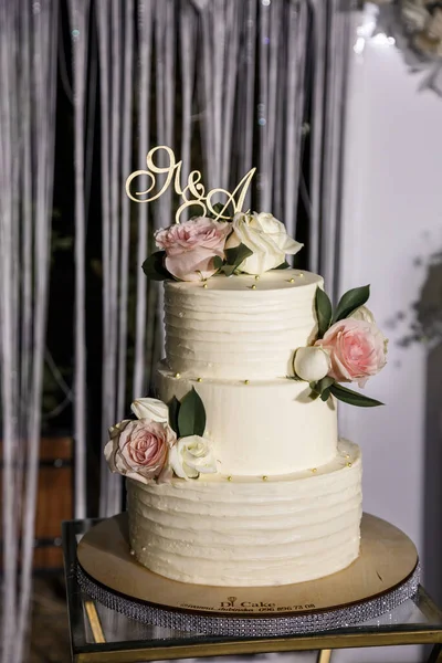 美しく階層おいしいデザートスイーツケーキのための新婚旅行 — ストック写真
