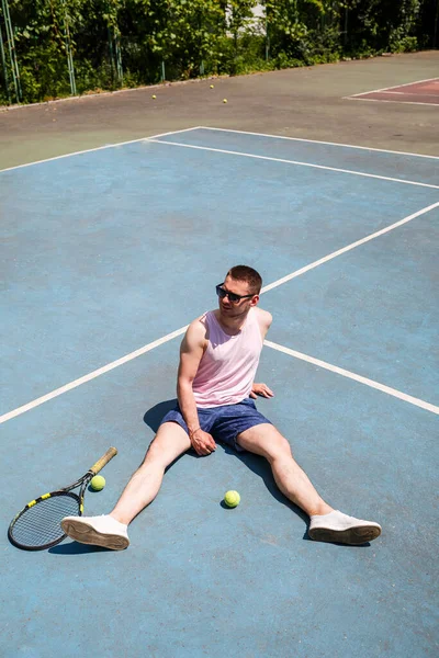 Bonito Homem Shirt Calções Assenta Num Campo Ténis Com Uma — Fotografia de Stock