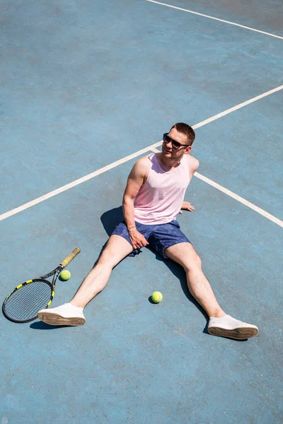 Handsome Man Shirt Shorts Sits Tennis Field Racket Guy Sunglasses — Stock Photo, Image