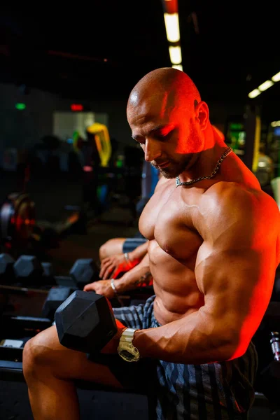 Homem Sem Camisa Muscular Fazendo Exercícios Bíceps Com Exercícios Halteres — Fotografia de Stock