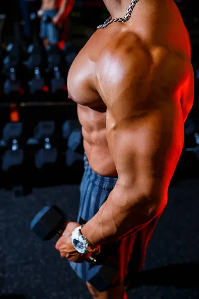 Güçlü Yetişkin Formda Kaslı Bir Erkek Antrenör Spor Salonundaki Spot — Stok fotoğraf