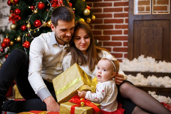 Una Familia Feliz Con Niño Pequeño Está Cerca Árbol Navidad —  Fotos de Stock