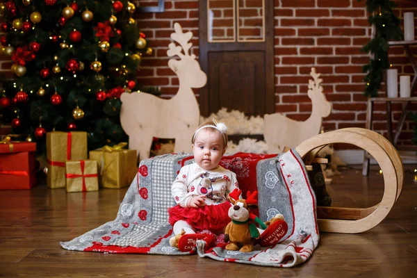 Une Petite Fille Dans Pull Chaud Tient Avec Arbre Noël — Photo