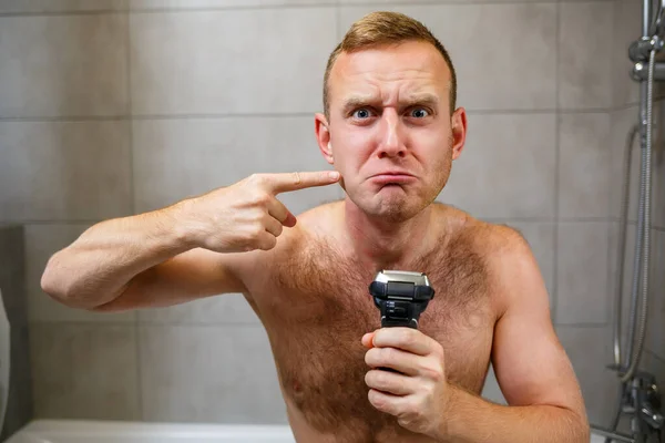 Man Shaves His Face Electric Razor Front Mirror Skin Irritation — Stock Photo, Image