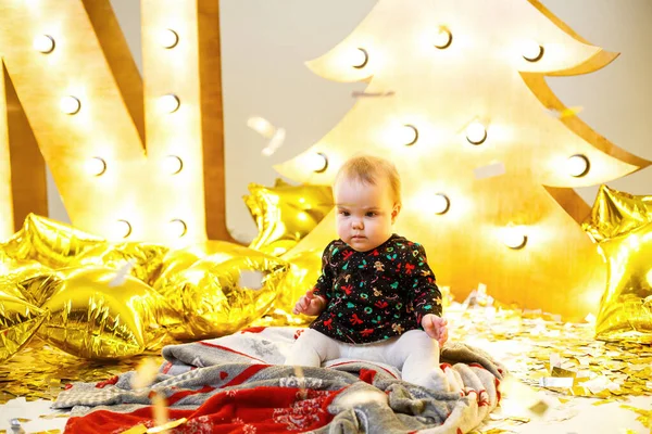 Niña Sentada Suelo Sobre Fondo Árbol Navidad Amarillo Feliz Niña — Foto de Stock