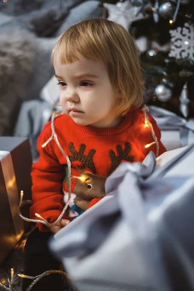 Маленька Дівчинка Червоному Теплому Светрі Сидить Під Ялинкою Іграшками Подарунками — стокове фото