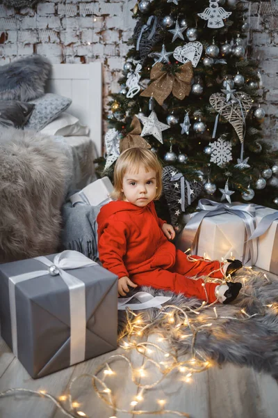 Une Petite Fille Dans Pull Chaud Rouge Trouve Sous Arbre — Photo