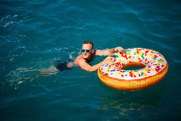 Ung Man Uppblåsbar Ring Havet Vilar Och Simmar Solig Dag — Stockfoto