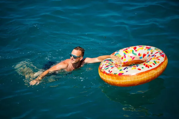 Ung Man Uppblåsbar Ring Havet Vilar Och Simmar Solig Dag — Stockfoto