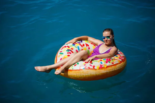 Ein Junges Schönes Mädchen Hellen Badeanzug Liegt Auf Einem Großen — Stockfoto