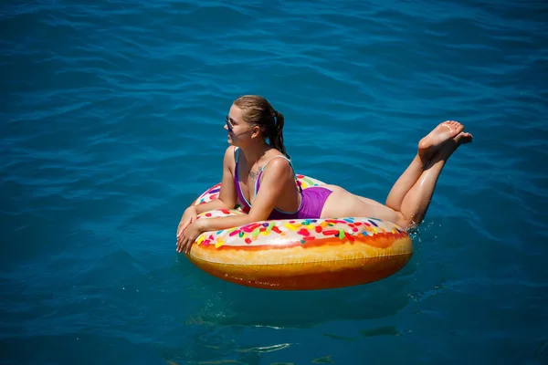 Schöne Glückliche Junge Frau Einem Badeanzug Mit Einem Aufblasbaren Ring — Stockfoto