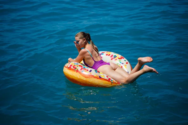 Belle Jeune Femme Dans Mer Nage Sur Anneau Gonflable Amuse — Photo