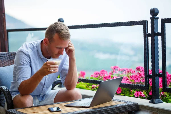 Mężczyzna Biznesmen Pracuje Laptopie Kawiarni Dachu Pięknym Widokiem Panoramicznym Guy — Zdjęcie stockowe
