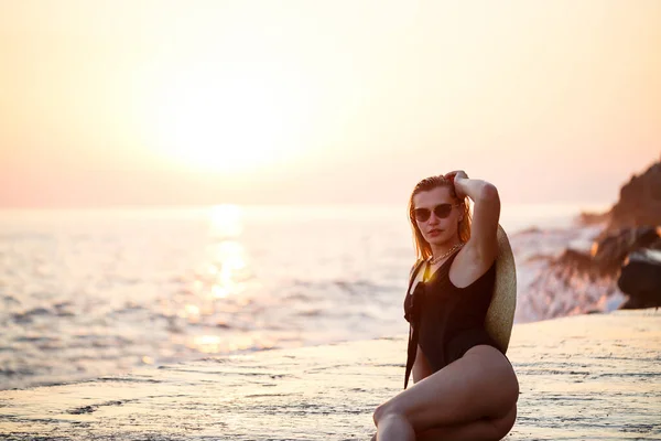 해변에서 수영복을 아름다운 여성이 빛나는 얼굴을 있습니다 — 스톡 사진