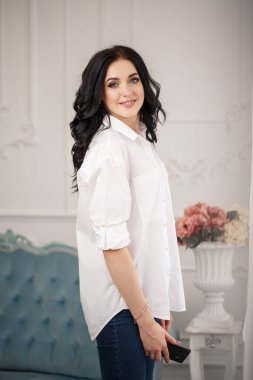 Beyaz gömlekli genç, güzel iş adamı kız. İş stili kavramı