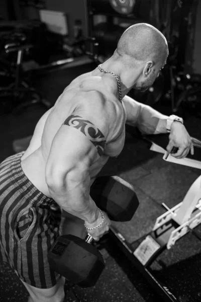 Homem Sem Camisa Muscular Fazendo Exercícios Halteres Como Parte Seu — Fotografia de Stock