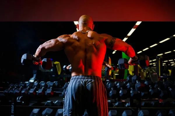 Homem Sem Camisa Muscular Fazendo Exercícios Halteres Como Parte Seu — Fotografia de Stock