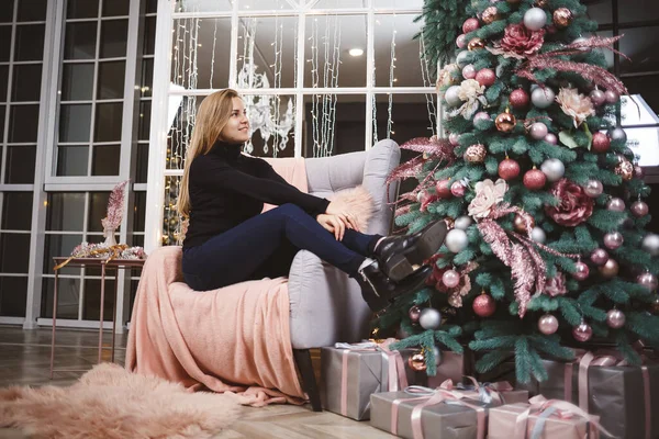스웨터를 장난감을 선물을 크리스마스 근처에 아름다운 금발의 복받은 여자가 크리스마스 — 스톡 사진