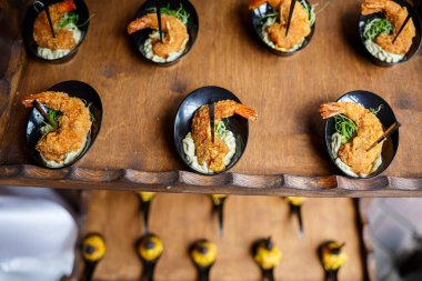 Çok güzel dekore edilmiş ziyafet masası çeşitli deniz ürünleri aperatifleri, sandviç ve karides aperatifleri.