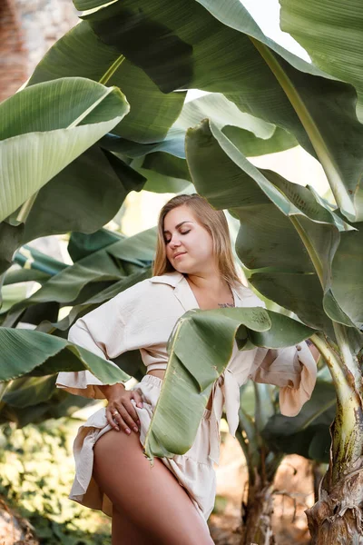 Beautiful Woman Jungle Resort Hotel Tropical Trees Plants Woman Banana — Stock Photo, Image