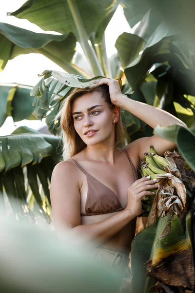 Una Mujer Para Cerca Hojas Plátano Verde Isla Árboles Tropicales — Foto de Stock