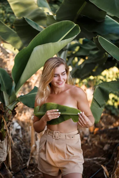 Beautiful Girl Stands Beautiful Pose Palm Tree Portrait Shooting Banana — Stock Photo, Image