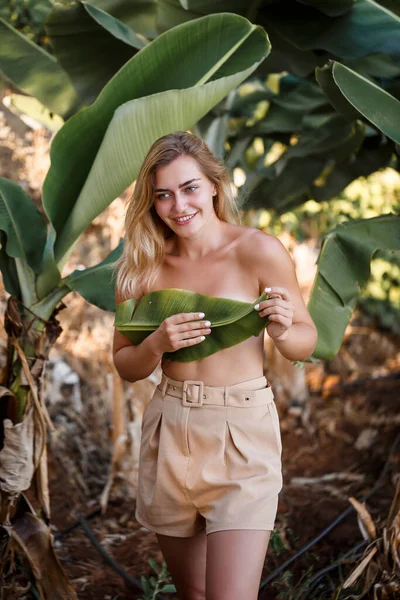 Piękna Dziewczyna Stoi Pięknej Pozie Pobliżu Palmy Fotografowanie Portretu Plantacji — Zdjęcie stockowe