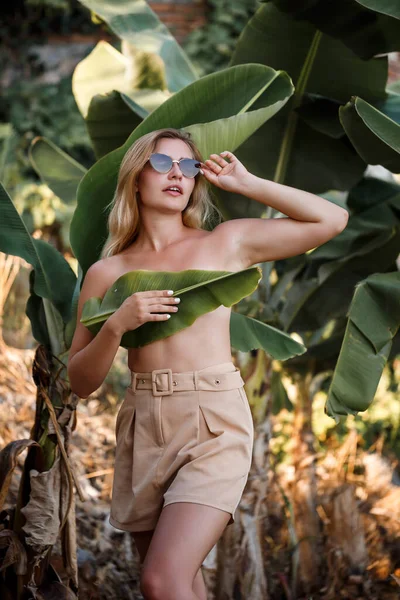 Beautiful Young Woman Stands Beautiful Pose Banana Tree Portrait Shooting — Stock Photo, Image
