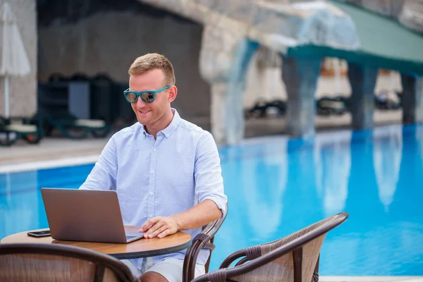 Młody Biznesmen Okularach Przeciwsłonecznych Pracuje Przy Laptopie Przy Stole Przy — Zdjęcie stockowe