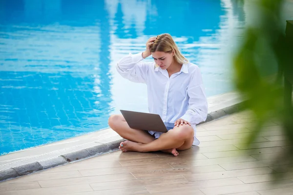 Wanita Cantik Bekerja Dengan Laptop Samping Kolam Renang Kerja Jarak — Stok Foto