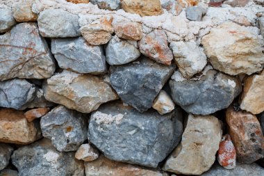 Modern tasarım taş çit, harici çatlamış beton.