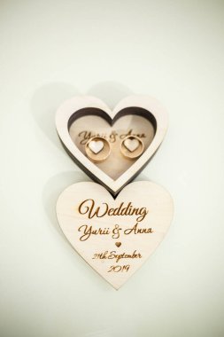 Yeni evliler için düğün yüzükleri.