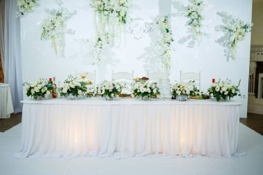 Yeni evliler için düğün süslemeleri.