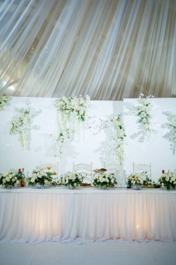 Yeni evliler için düğün süslemeleri.