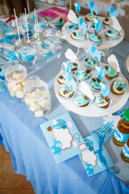 Doğum günlerinde çocuklar için tatlı şekerler ve bisküviler.