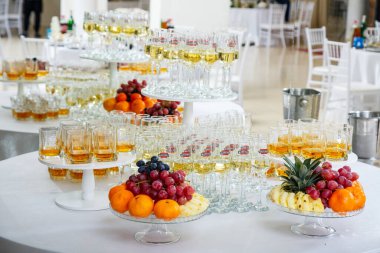 Yeni evliler için düğün süslemeleri.