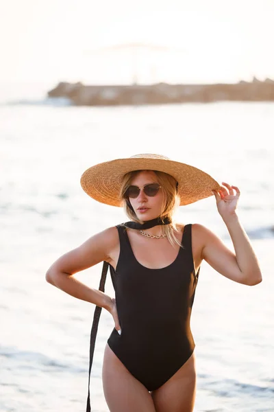 Siyah Mayo Giymiş Güzel Bir Kız Gün Batımında Kumlu Bir — Stok fotoğraf
