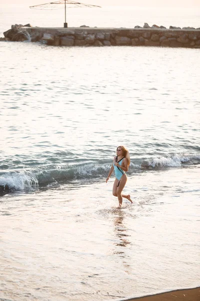 Menina Bonita Maiô Azul Chapéu Uma Praia Areia Mar Pôr — Fotografia de Stock