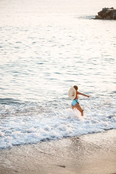 Menina Bonita Maiô Azul Chapéu Uma Praia Areia Mar Pôr — Fotografia de Stock