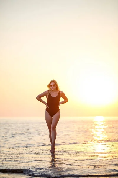 Giovane Bella Donna Godendo Brezza Sulla Spiaggia Ritratto Ragazza Spensierata — Foto Stock